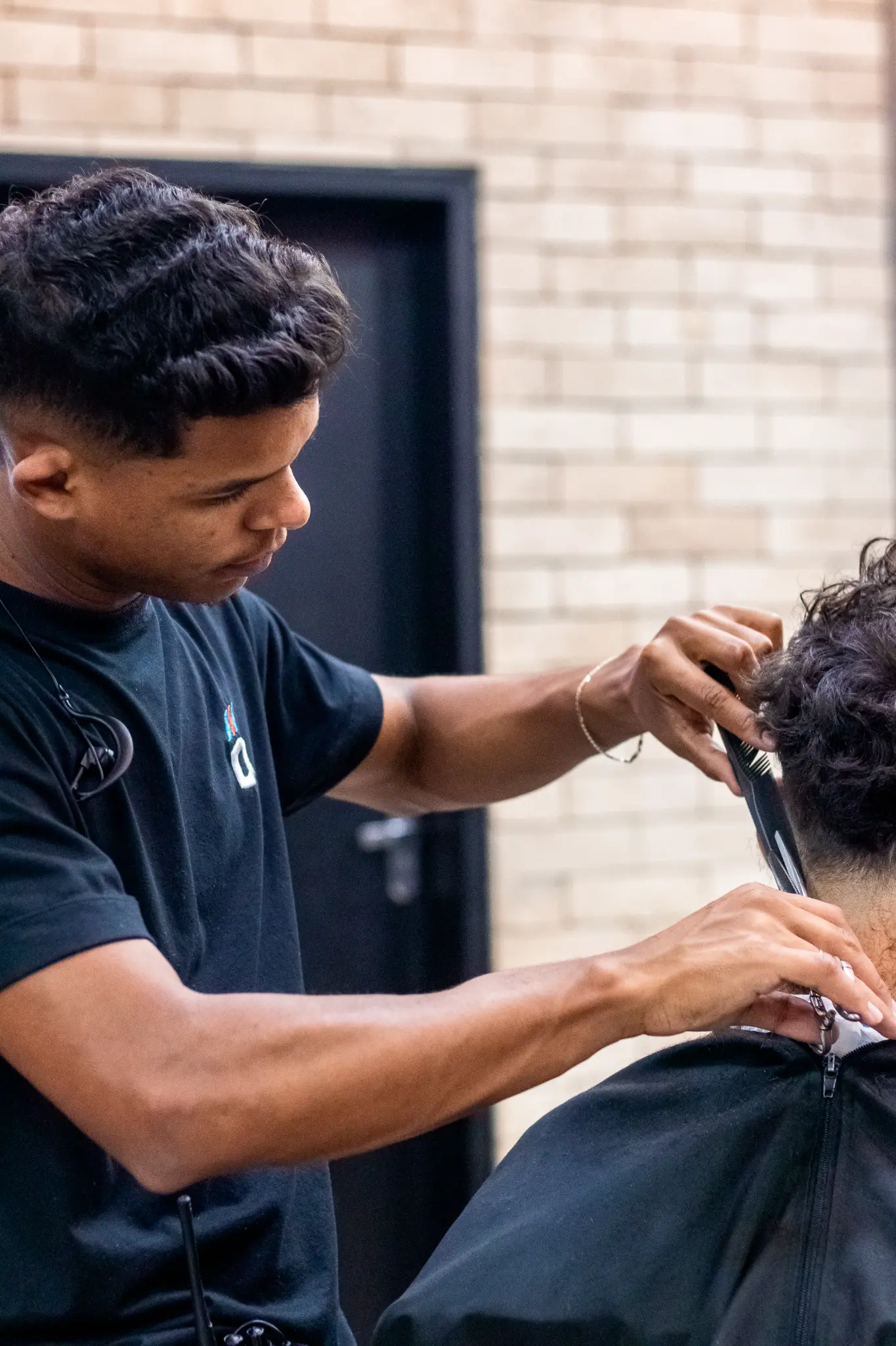 Técnica de precisão no corte masculino